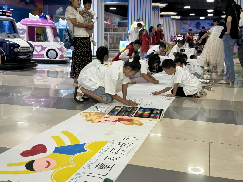 孩子們開展百米長卷繪畫活動(dòng)